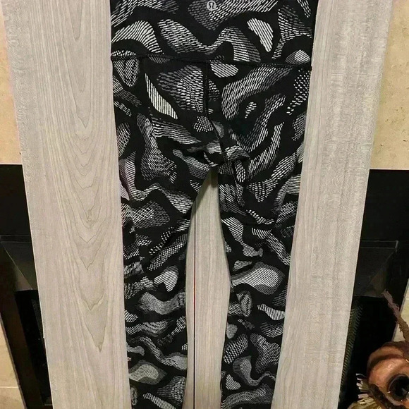 Lululemon Women’s leggings. Size 2 per waist measurements. Black/white. - Picture 2 of 3